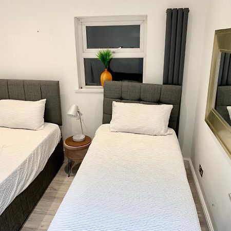 Modern 2 Bedroom Apartment With Private Garden Near Canary Wharf Londra Dış mekan fotoğraf