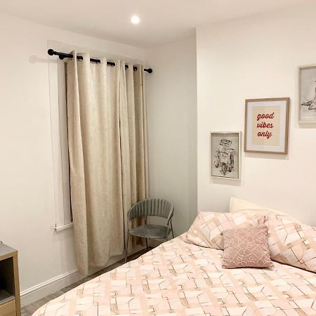 Modern 2 Bedroom Apartment With Private Garden Near Canary Wharf Londra Dış mekan fotoğraf