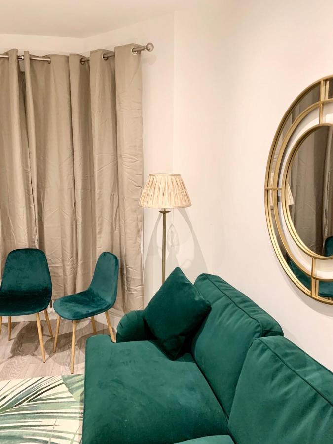 Modern 2 Bedroom Apartment With Private Garden Near Canary Wharf Londra Dış mekan fotoğraf