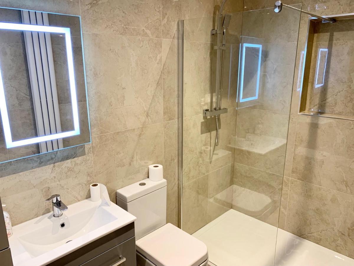 Modern 2 Bedroom Apartment With Private Garden Near Canary Wharf Londra Dış mekan fotoğraf