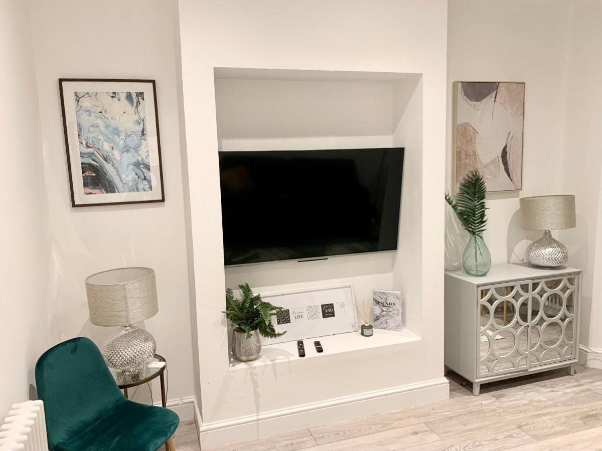 Modern 2 Bedroom Apartment With Private Garden Near Canary Wharf Londra Dış mekan fotoğraf