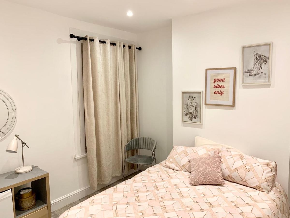Modern 2 Bedroom Apartment With Private Garden Near Canary Wharf Londra Dış mekan fotoğraf